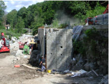 Montaggio elementi prefabbricati sul alto strada