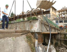 Sollevamento ponte sul torrente Strona in Valle Mosso