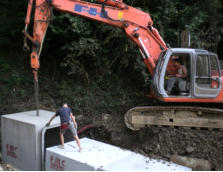 Montaggio elementi prefabbricati per scolo acque in Biella 